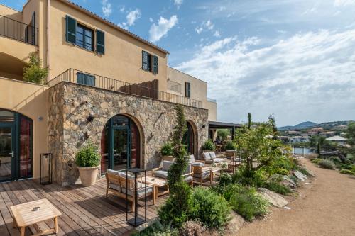 ระเบียง/ชานเรือน, Hôtel Restaurant Villa Joséphine (Hotel Restaurant Villa Josephine) in คาลวี