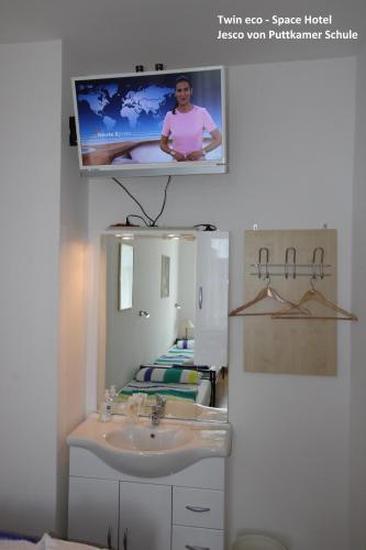 Space Hotel im Campus der JvP Schule - image 4