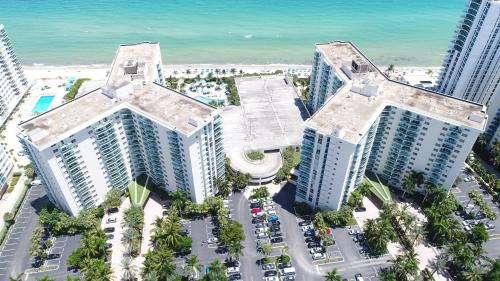 Hollywood Condos - image 9