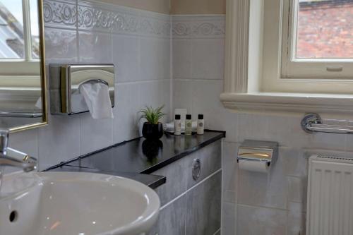 Crown & Mitre Hotel - image 5