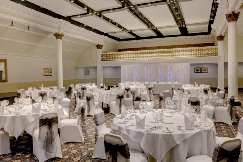 บริการและสิ่งอำนวยความสะดวก, โรงแรมคราวน์แอนด์มิตร์ ชัว โฮเทล คอลเลคชั่น บาย เบสท์ เวสเทิร์น (Crown & Mitre Hotel; Sure Hotel Collection by Best Western) in คาร์ลเซิล