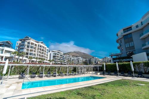 Elegant Waterfront Apartment with No Loadshedding photo 2