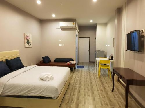 1 king bed, 1 twin bed
