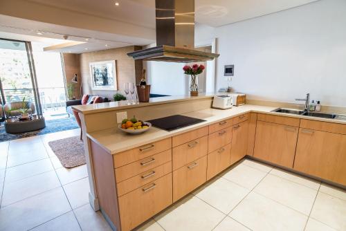 Elegant Waterfront Apartment with No Loadshedding photo 3