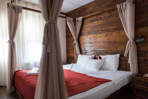1 queen bed, 1 sofa bed