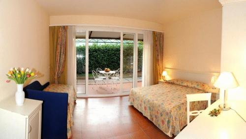 2 double beds, 1 twin bed