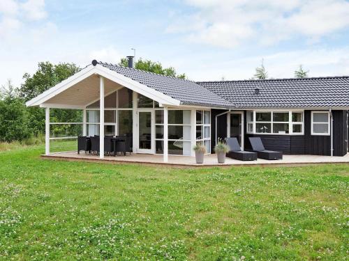  8 person holiday home in Glesborg, Pension in Fjellerup