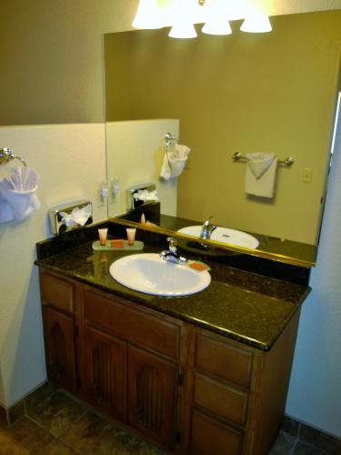 Sedona Springs Resort a VRI resort - image 11