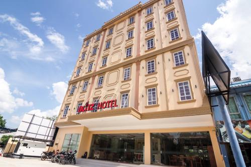 Blitz Hotel Batam Centre - Tap to explore photos