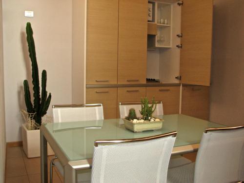 Superior One-Bedroom Apartment with Courtyard View image 5