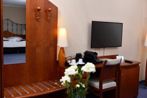 City Hotel - image 14