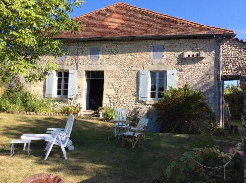 Old Farmhouse in Quiet Charente Countryside chambre d'hôte Montmoreau-Saint-Cybard