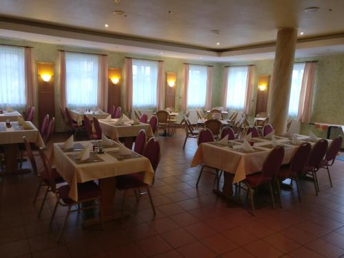 Restorāns, Hotel & Restaurant am Rosenhugel in Grabfeld
