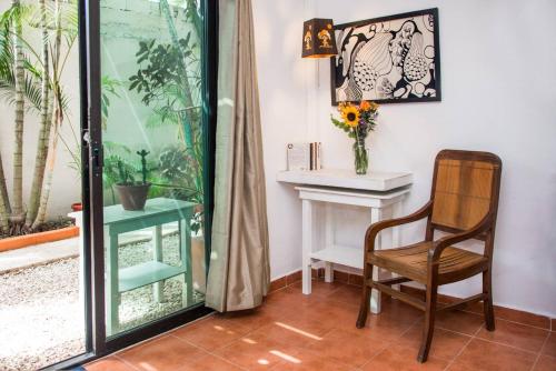 Quirky Ground Floor Studio, Short Stroll to 5th Ave!