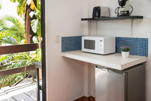 Easy Walk to Shopping & Beach: Studio + Rooftop!