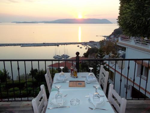 爱琴海海浪-灯塔酒店 爱琴海海浪-灯塔酒店