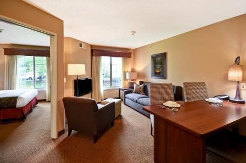 GrandStay Hotel & Suites La Crosse