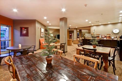 GrandStay Hotel & Suites La Crosse