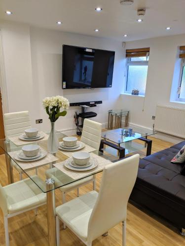 Spacious 2-bed apartment in central Kingston near Richmond Park 3
