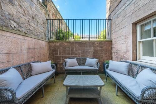 JOIVY Luxury Apartment with Patio in City Centre, Edinburgh