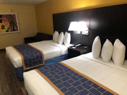 Guestroom, Days Inn & Suites by Wyndham Tampa / Raymond James Stadium in Tampa International Airport