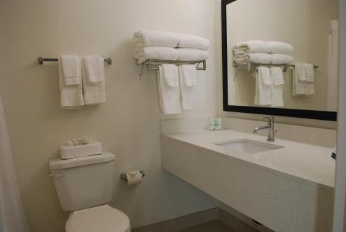Quality Inn & Suites Fresno Northwest - image 5