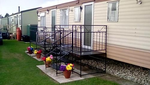 6 Birth family Holiday caravan Ingoldmells 10 mins walk to the Beach and fantasy Island and its huge 7 Day market,easy route to skegness by car or bus bedding provided gîte à louer Ingoldmells Point