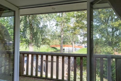 Uitzicht op de haven in Kollum