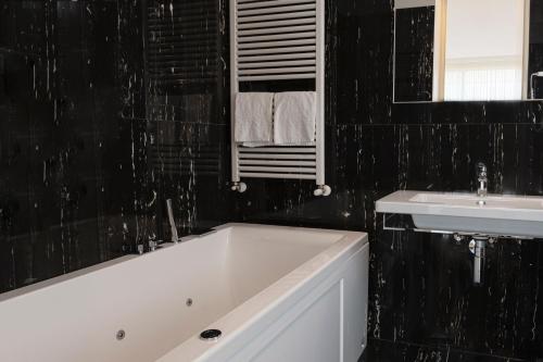 King Room with Spa Bath room in Hotel Villa Corallo