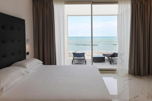 Deluxe Double Room with Sea View image 3