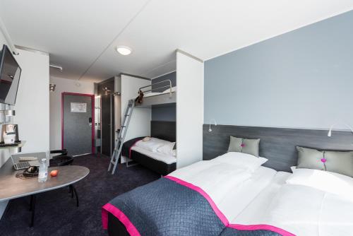 2 twin beds, 1 bunk bed