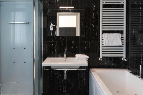 King Room with Spa Bath image 5