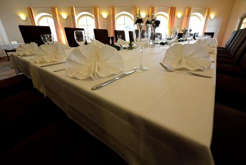 餐廳, 伊瓦布魯恩酒店 (Hotel Evabrunnen) in 比紹夫斯韋達