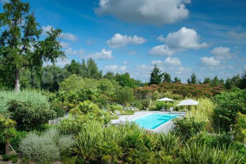216365327 Château Grattequina Hôtel