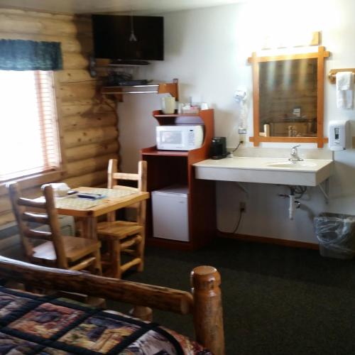 Wolf Den Log Cabin Motel and RV Park - 편의 시설/서비스