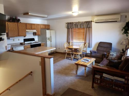 Wolf Den Log Cabin Motel and RV Park - 주방