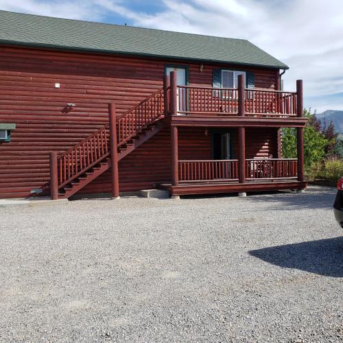 Wolf Den Log Cabin Motel and RV Park - 출입구