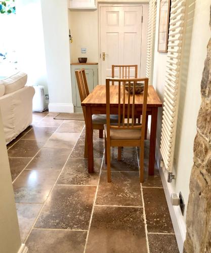 Garrard's Retreat - 1 Bedroom with marble floors & patio - image 2