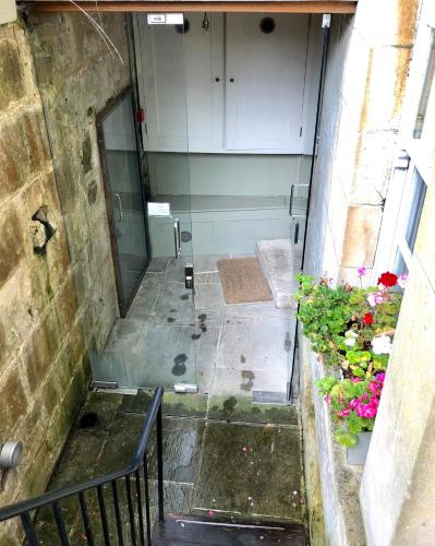 Garrard's Retreat - 1 Bedroom with marble floors & patio - main image