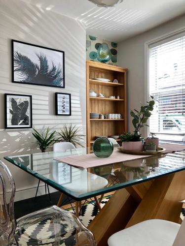 Stylish property, off street parking,pet friendly