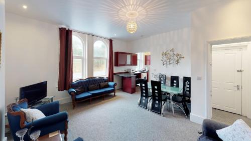 Spacious Apartment Sleeps 6