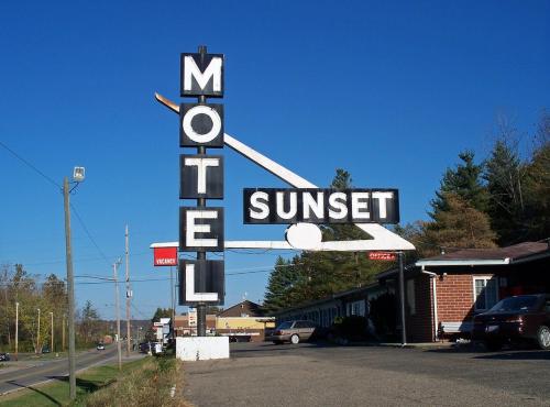Exterior view, Sunset Motel near Bob Evans
