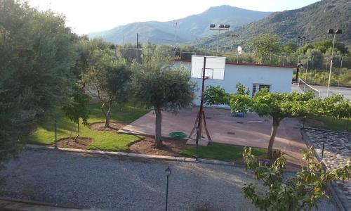  STUDIO WITH TENIS COURT AND MINI BASKET, Pension in Egio bei Rodhiá