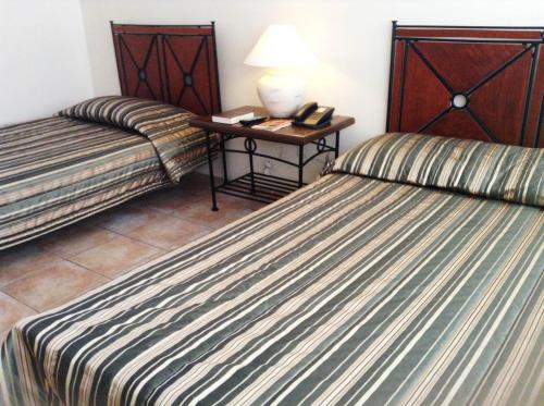Standard Twin Room image 5
