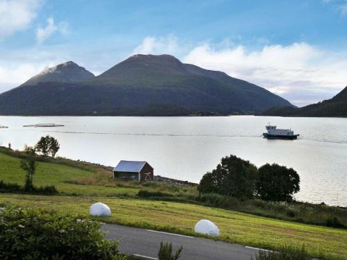 View, 6 person holiday home in Halsanaustan in Valsoyfjord