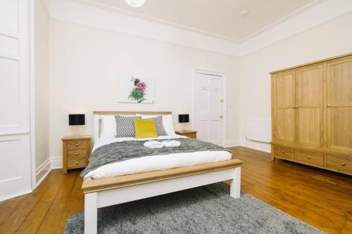 Picture of Spacious, Family-Friendly Flat Near The West End