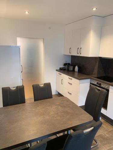 Zimmer & Appartements am Schloßplatz in โฮเอเนมส์