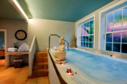 جاكوزي, Hotel Hacienda de Abajo-Adults Only-Lujo in لا بالما