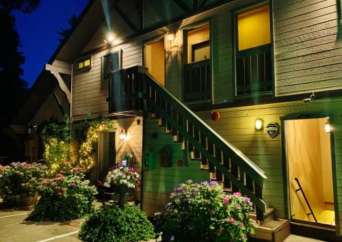 The North Shore Inn in Crestline, USA