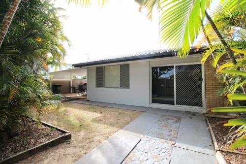Nobby Beach Holiday Village Room Type - Three-Bedroom Garden House Nobby Beach Holiday Village Room Type - Three-Bedroom Garden House